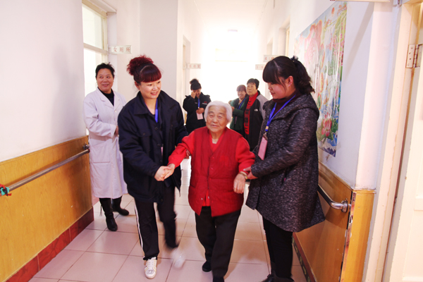 老人的笑容，我們的快樂——公司青年志愿者走進(jìn)敬老院活動側(cè)記.jpg